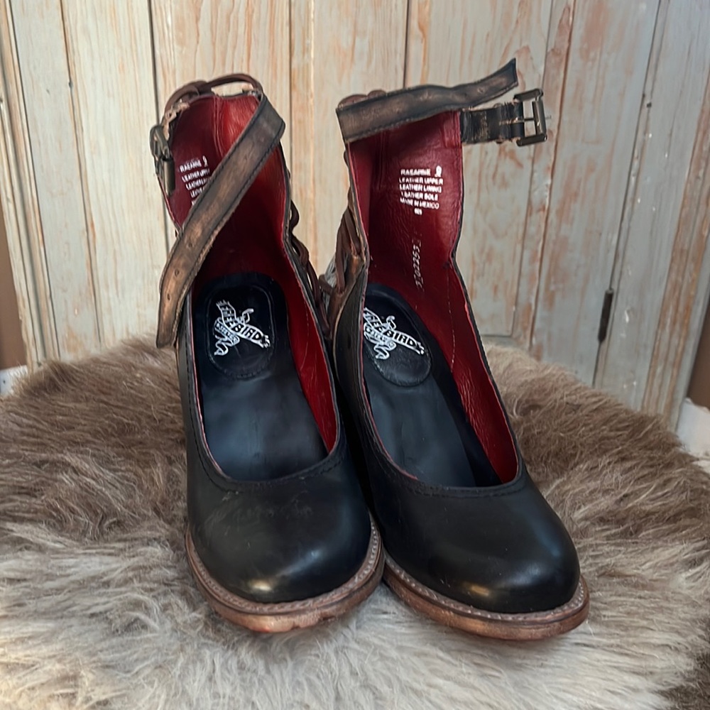 BRAND NEW Freebird Raeanne Size 9
